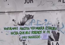 Acción de pegatinas con poemas de escritoras desaparecidas para el 24 de marzo