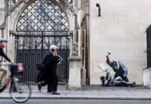 Banksy regresó a Londres con un mural en el que un juez golpea a un manifestante tirado en el suelo