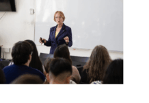 Eva-Maria Neher visitó la UNAHUR y brindó una conferencia sobre el proyecto XLAB