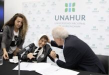 A 50 años del golpe, la UNAHUR realizó un acto conmemorativo junto a Taty Almeida e inauguró la muestra “Imágenes para la memoria”