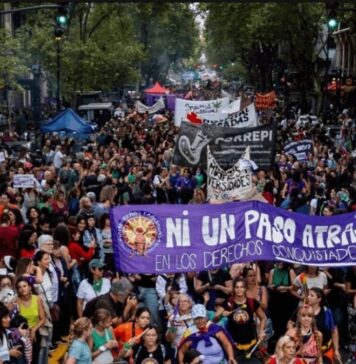 Plaza violeta y verde en una de las épocas de mayores retrocesos en derechos de las últimas décadas