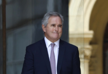 La diplomacia de la genuflexión: el Gobierno habría pedido disculpas en secreto a Inglaterra por la bandera de Malvinas