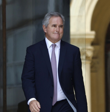 La diplomacia de la genuflexión: el Gobierno habría pedido disculpas en secreto a Inglaterra por la bandera de Malvinas