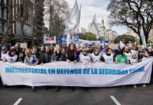 CRISIS TOTAL EN EL PAMI: JUBILADOS Y TRABAJADORES TOMAN LAS CALLES DE LA PLATA CONTRA UN VACIAMIENTO FEROZ