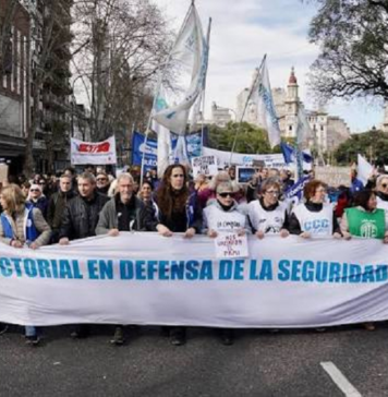 CRISIS TOTAL EN EL PAMI: JUBILADOS Y TRABAJADORES TOMAN LAS CALLES DE LA PLATA CONTRA UN VACIAMIENTO FEROZ
