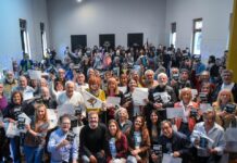 Guardianes del relato vivo: El libro que transforma los recuerdos de nuestras vejeces en soberanía histórica