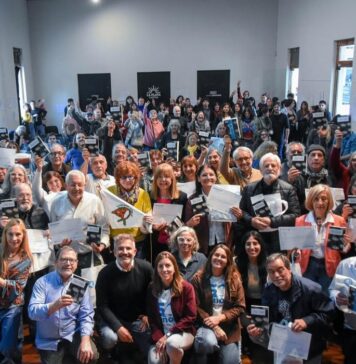 Guardianes del relato vivo: El libro que transforma los recuerdos de nuestras vejeces en soberanía histórica